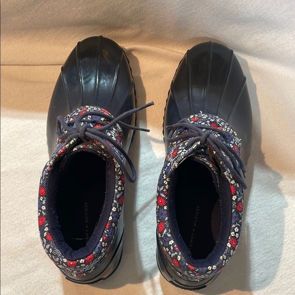 Tommy Hilfiger Navy and Red Floral Winter Rain Boots Like New! Warm Waterproof - Picture 4 of 13